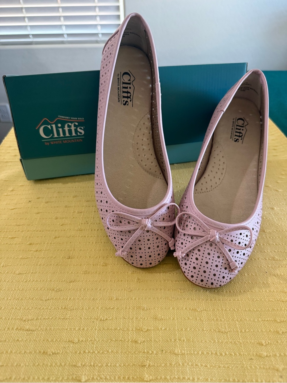 Cliffs by WHITE MOUNTAIN Light Pink Perforated Ballet Flats with Bow